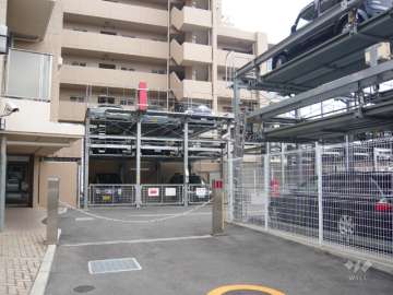 敷地内駐車場（出入り口にはロボットゲートが付いています。）