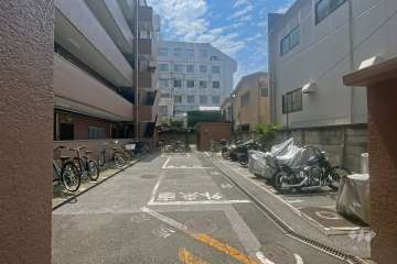 敷地内の駐車スペースと駐輪場、バイク置場