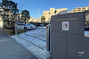 駐車場の出入り口（ロボットゲート付き）　