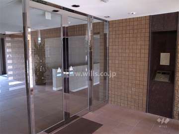 エントランスはオートロック付きです。