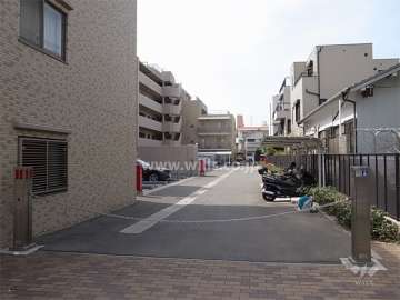 敷地内駐車場とバイク置き場（ロボットゲート付き）