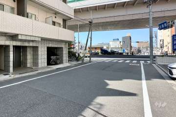 敷地の東側前面道路（南側から）