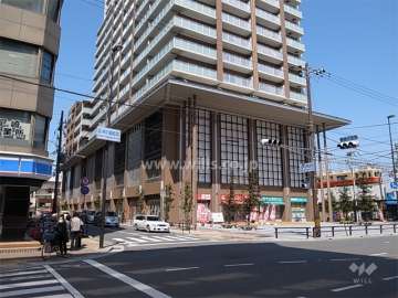 低層階には店舗が入っています。