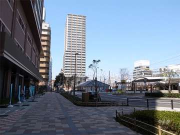 阪神「尼崎」駅の南側の駅前ローターリーから見た『さきタワー・サンクタス尼崎駅前』