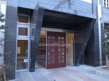 石張りのエントランス