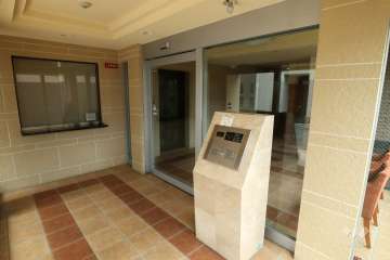 エントランスはオートロック付きです。