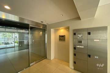 エントランスはオートロック付きです。