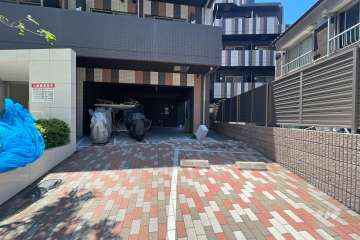 敷地内駐車場（屋外平面式）とバイク置き場　