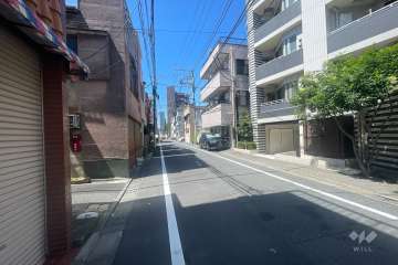 敷地南東側の前面道路（北東側から）