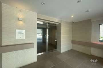 エントランスはオートロック付きです。