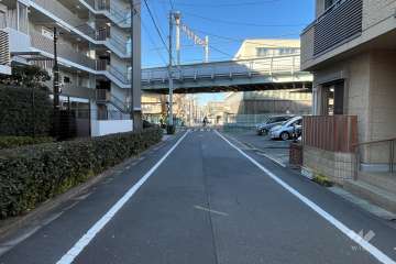 敷地の東側前面道路（南側から）