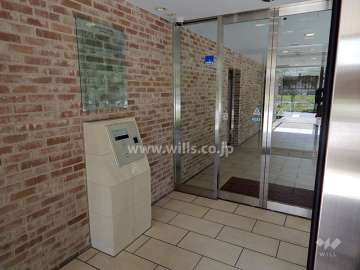 エントランスはオートロック付きです。