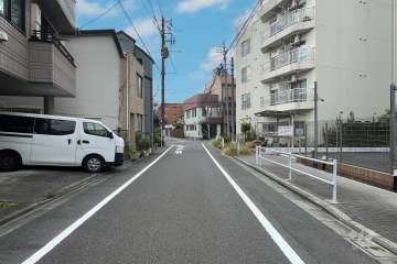 敷地の南西側前面道路（南東側から）