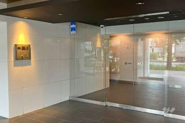 エントランスはオートロック付きです。