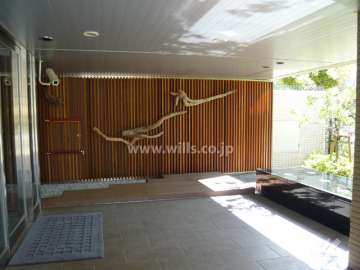 エントランス前には木のオブジェと水盤があり、おしゃれです。