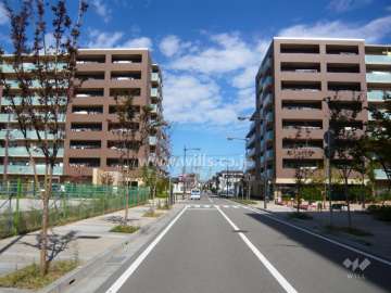 周辺には同シリーズのマンションが立ち並んでいます。