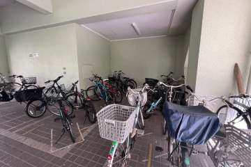 屋内に設けられた駐輪場