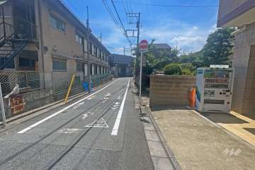 敷地の南側前面道路（東側から）
