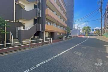 敷地の東側前面道路（南側から）