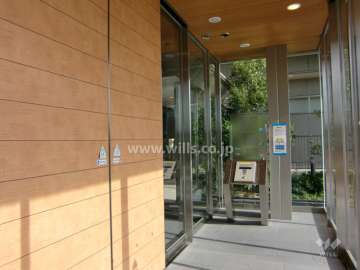 エントランスはオートロック付きです。