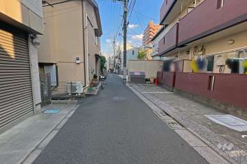 敷地の東側前面道路（北側から）