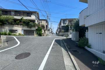 敷地西側の前面道路