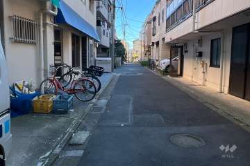 敷地の南側前面道路（西側から）