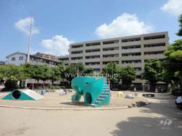 目の前に『東園田公園』があります。