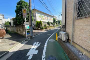 敷地北西側の前面道路（北東側から）