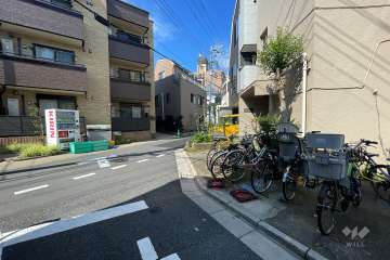 敷地北西側の前面道路（南西側から）