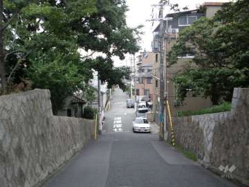 敷地の南側道路（東から）