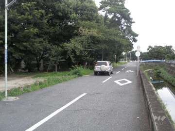 敷地の東側道路（東側に天竺川が流れています）