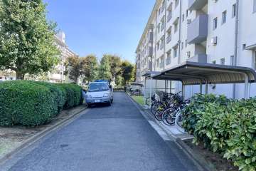 建物北側の通路　