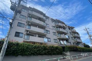 ルーエ成増の外観（南西側から）