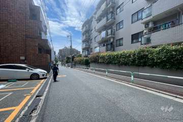 敷地の南側前面道路（東側から）