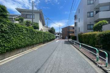 敷地の西側前面道路（南側から）