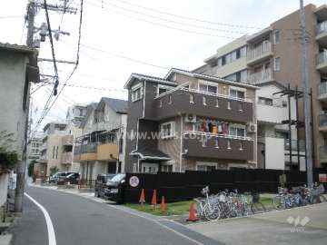 敷地西側の前面道路。周辺には一戸建てが中心に立ち並んでいます。