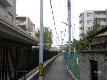 敷地北側の前面道路（車は通れません）