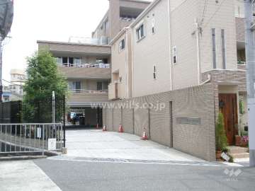 エントランス・駐車場への入口
