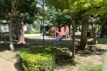 隣接する児童公園