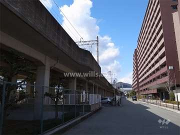 敷地の南西側には阪急宝塚線が走っています。