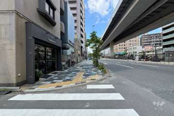 敷地の北東側前面道路（南東側から）