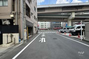 敷地の南東側前面道路（南西側から）