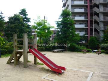 敷地内に公園があり、遊具も設置されています。