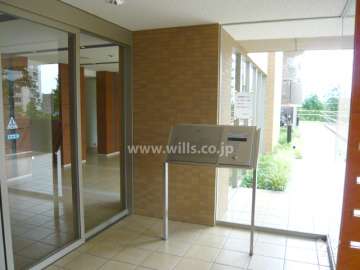 エントランスはオートロック付きです。