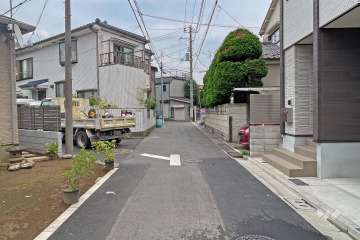 敷地の東側前面道路（北側から）
