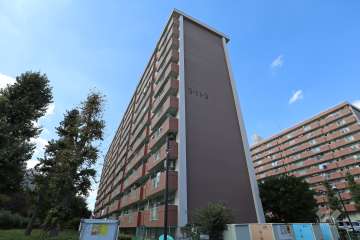 高島平団地3-11-3号棟の外観（南東側から）