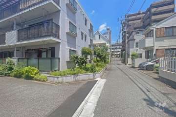 敷地の東側前面道路（南側から）