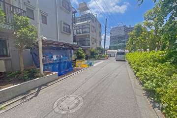 敷地の西側前面道路（北側から）。三方角地の開放感ある立地です。