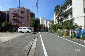 敷地南東側の前面道路（北東側から）